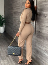 Zweiteiliges asymmetrisches Oberteil und lange Hose
